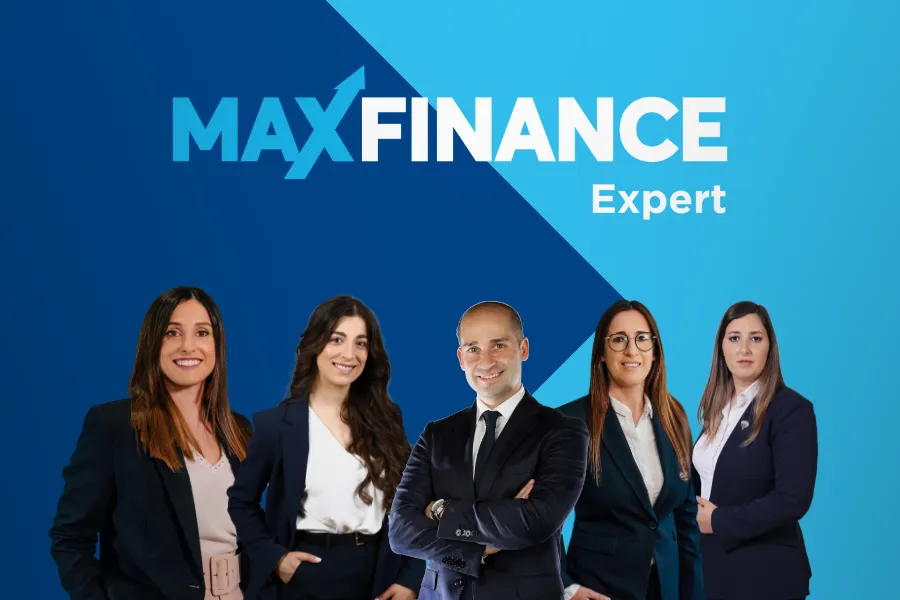 Equipa de cinco profissionais em frente ao logótipo da MaxFinance Expert, sobre fundo azul em tons degradé.