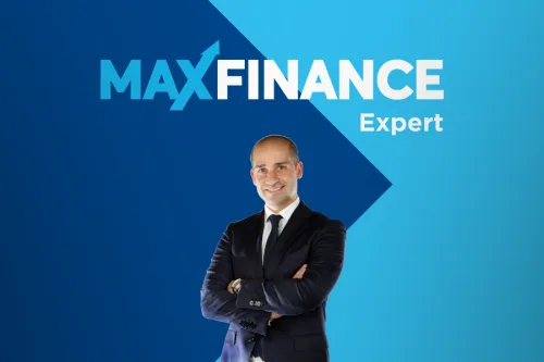 Profissional em frente ao logótipo da MaxFinance Expert, sobre fundo azul em tons degradé.