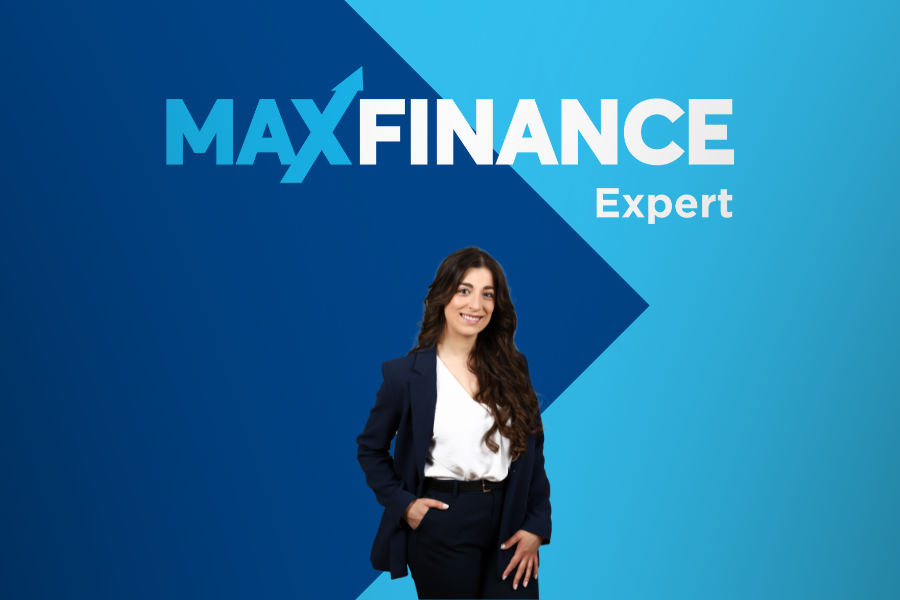 Profissional em frente ao logótipo da MaxFinance Expert, sobre fundo azul em tons degradé.