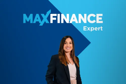 Profissional em frente ao logótipo da MaxFinance Expert, sobre fundo azul em tons degradé.