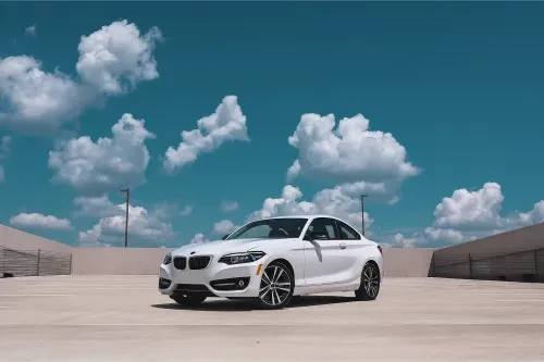 Carro branco estacionado num parque ao ar livre, representando crédito automóvel, financiamento e soluções de mobilidade.