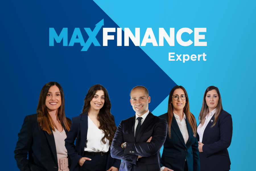 Equipa de cinco profissionais em frente ao logótipo da MaxFinance Expert, sobre fundo azul em tons degradé.